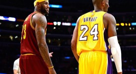 库里缺席比赛板凳席表情严肃引关注